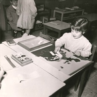 [Lo studio della geografia con le bandiere delle nazioni] “Casa dei Bambini - U. Bartolomei”, Roma, anni Cinquanta - Archivio ONM.$$$486