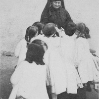 Little girls in the school of St. Angelo welcoming the dottoressa Montessori, who has come in to observe and to give lessons [anni Dieci] - J. Tozier, <i>The Montessori schools in Rome. The revolutionary educational work of Maria Montessori as carried out in her own schools</i>, "McClure's Magazine", vol.XXXVIII, n.2, december 1911, New York, p.124.$$$199