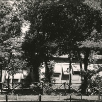 [Padiglioni in legno che nel 1947 l’Opera Nazionale Montessori ricevette dal “Dono Svizzero” e furono adibiti a “Casa dei Bambini”, Villa Paganini, Roma]. Archivio ONM $$$480