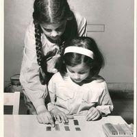 [Attività per l’apprendimento dell’aritmetica] Scuola elementare Montessori “U. Bartolomei”, Roma, anni Sessanta - Archivio ONM.$$$488