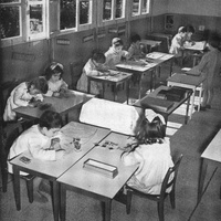Una classe al lavoro, (Scuola Montessori, Villa Paganini, Roma). [anni Cinquanta] - M. Montessori, <i>La scoperta del bambino</i>, Milano, Garzanti, 1950.$$$181