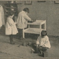 Bambini montessoriani mentre lavorano [anni Venti] - in "L'Idea Montessori", a.II, n.9, maggio (pubblicato in luglio) 1929, p.3.$$$331