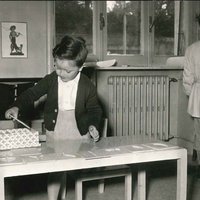 Lo studio della biologia con gli incastri rappresentanti le varie forme delle foglie (Scuola elementare “U. Bartolomei”, Roma) - “Vita dell’infanzia, a.I, n. 5-6-7, maggio-giugno-luglio 1952, p. 15.$$$485