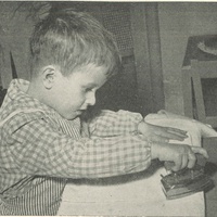Esercizi di vita pratica: Sezioni Montessori della scuola “U. Bartolomei”, Roma - “Vita dell’infanzia", a.I, n. 5-6-7, maggio-giugno-luglio 1952, p. 69.$$$490