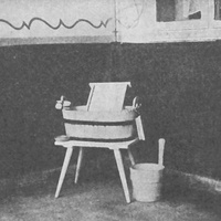 Il necessario per lavare la biancheria [anni Venti] - M. Montessori, <i>Il metodo della pedagogia scientifica applicato all’educazione infantile nelle Case dei Bambini</i>, Roma, Maglione & Strini, 1926.$$$95