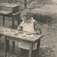 Una bambina osserva le forme geometriche (incastri piani) di legno. Conta gli angoli dei poligoni: «tre angoli: triangolo », «quattro angoli: quadrangolo », «cinque angoli: pentagono »... E poi osserva il circolo. Pensa un poco e poi: — Questo è un zeroangolo! [anni Trenta] - <em>Parlano i bambini</em>, in "Montessori", a.I, n.3, 15 marzo 1931, p.20.$$$357