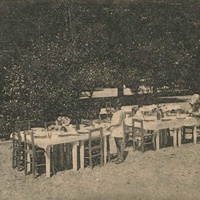 Bambini impegnati nell'attività di apparecchiare la tavola, 1927 - G. De Donno, <em>La Casa dei Bambini della Scuola all'aperto "UMBERTO DI SAVOIA" [parco] (Trotter) Milano</em>, in "L'Idea Montessori", a.I, n.3-4, 31 agosto-30 settembre 1927, p.9.$$$219