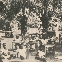 Il tranquillo lavoro degli scolari all'ombra dei palmizi [scuola Montessori istituita e diretta dalle «Suore Missionarie di Maria» in Nigeria] [anni Trenta] - <em>Le scuole Montessori all'estero</em>, in "Montessori", a.I, n.3, 15 marzo 1931, p.38.$$$358