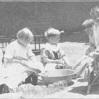 "Casa dei Bambini" di S. Francisco di California. - Maestre Sig.ne Weill [primi anni Dieci] - M. Montessori, <i>Il metodo della pedagogia scientifica applicato all’educazione infantile nelle Case dei Bambini</i>, Roma, Ermanno Loescher & C., 1913.$$$87