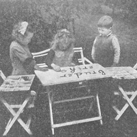 Per imparare la composizione delle parole e quindi l'ortografia, i bambini compongono parole con delle lettere d'alfabeto che si trovano, distinte in gruppi, dentro appositi reparti di una scatola (l'alfabetario mobile). [anni Venti] - M. Montessori, <i>Il metodo della pedagogia scientifica applicato all’educazione infantile nelle Case dei Bambini</i>, Roma, Maglione & Strini, 1926.$$$174