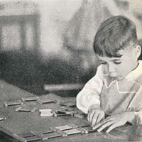 Appaiamento dei colori (Scuola Montessori, Olanda) [fine anni Quaranta] - M. Montessori, <i>La scoperta del bambino</i>, Milano, Garzanti, 1950.$$$132