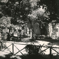 [Bambini al lavoro nel giardino della “Casa dei Bambini” di Villa Paganini, Roma, fine anni Quaranta]. Archivio ONM$$$479