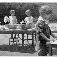 Esercizi di vita pratica [Casa dei Bambini a San Francisco, primi anni Dieci] - M. Montessori, <i>Il metodo della pedagogia scientifica applicato all’educazione infantile nelle Case dei Bambini</i>, Roma, Ermanno Loescher & C., 1913.$$$8