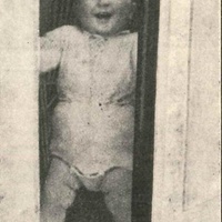 Bambino (Felicetto) è entusiasta ed emette un "piccolo grido di trionfo" dopo aver aperto la porta della sua camera con uno stratagemma inventato dalla madre (Halka Lubienska) costituito da uno spago legato alla maniglia della porta con in fondo un anello per consentire al bambino di aggrapparsi e abbassare la maniglia [anni Trenta] - Halka Lubienska, <em>ll bambino trionfante</em>, in "Montessori", a.I, n.2, 15 febbraio 1931, p.32.$$$356