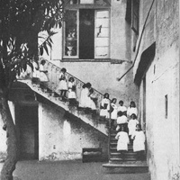 Little girls in the ghetto school of St. Angelo, in Rome, carrying the Montessori materials from their school-room on the third floor to the open court. The children make the journey down the steep flights of narrow steps with perfect order and security of movement [anni Dieci] - J. Tozier, <i>The Montessori schools in Rome. The revolutionary educational work of Maria Montessori as carried out in her own schools</i>, "McClure's Magazine", vol.XXXVIII, n.2, december 1911, New York, p.125.$$$200