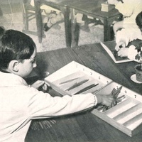 Esercizi con i fuselli (Scuola Montessori, Milano) [fine anni Quaranta] - M. Montessori, <i>La scoperta del bambino</i>, Milano, Garzanti, 1950.$$$137