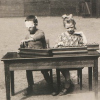 Gli incastri solidi Older children working simultaneously with several sets of cylin-ders, kindergarten attached to a school at the Fröbelseminar in Hamburg, around 1920. The table was modified to child-scale by sawing off the legs - T. Müller, R. Schneider, <em>Lehrmaterialien 1913-1935. Möbel und Architektur. Techning Meterials 1913-1935. Furniture and Architecture</em>, München, Prestel Verlag, 2002, p.90$$$448
