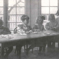 Lettere smerigliate Children in an American Children's House doing an exercise with sandpaper letters. Photo: McClure, New York, 1912. The photograph was also published in the Berliner Illustrirte Zeitung in 1912 - T. Müller, R. Schneider, <em>Lehrmaterialien 1913-1935. Möbel und Architektur. Techning Meterials 1913-1935. Furniture and Architecture</em>, München, Prestel Verlag, 2002, p.101$$$467