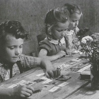 Scuola Montessori, Berlino These children are practising reading by placing cards with captions written on them beside the corresponding pictures of objects. Montessori class, Berlin-Tegel, Photo from 1947 - T. Müller, R. Schneider, <em>Lehrmaterialien 1913-1935. Möbel und Architektur. Techning Meterials 1913-1935. Furniture and Architecture</em>, München, Prestel Verlag, 2002, p.104$$$474