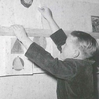 Psicogeometria By drawing around different insets that have been placed on top of one another the children can make decorative patterns. Here a little boy has used watercolours to colour them in. Montessori class, Berlin-Tegel, 1952 - T. Müller, R. Schneider, <em>Lehrmaterialien 1913-1935. Möbel und Architektur. Techning Meterials 1913-1935. Furniture and Architecture</em>, München, Prestel Verlag, 2002, p.100$$$465